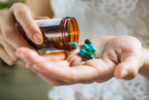 O que você precisa saber sobre medicamentos na gravidez e amamentação